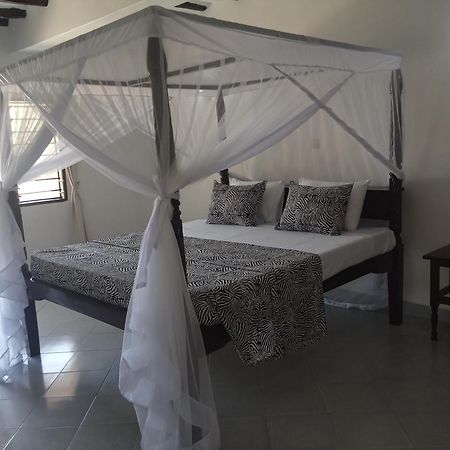 Queen K Cottages Watamu At Chrystal Homes Екстер'єр фото