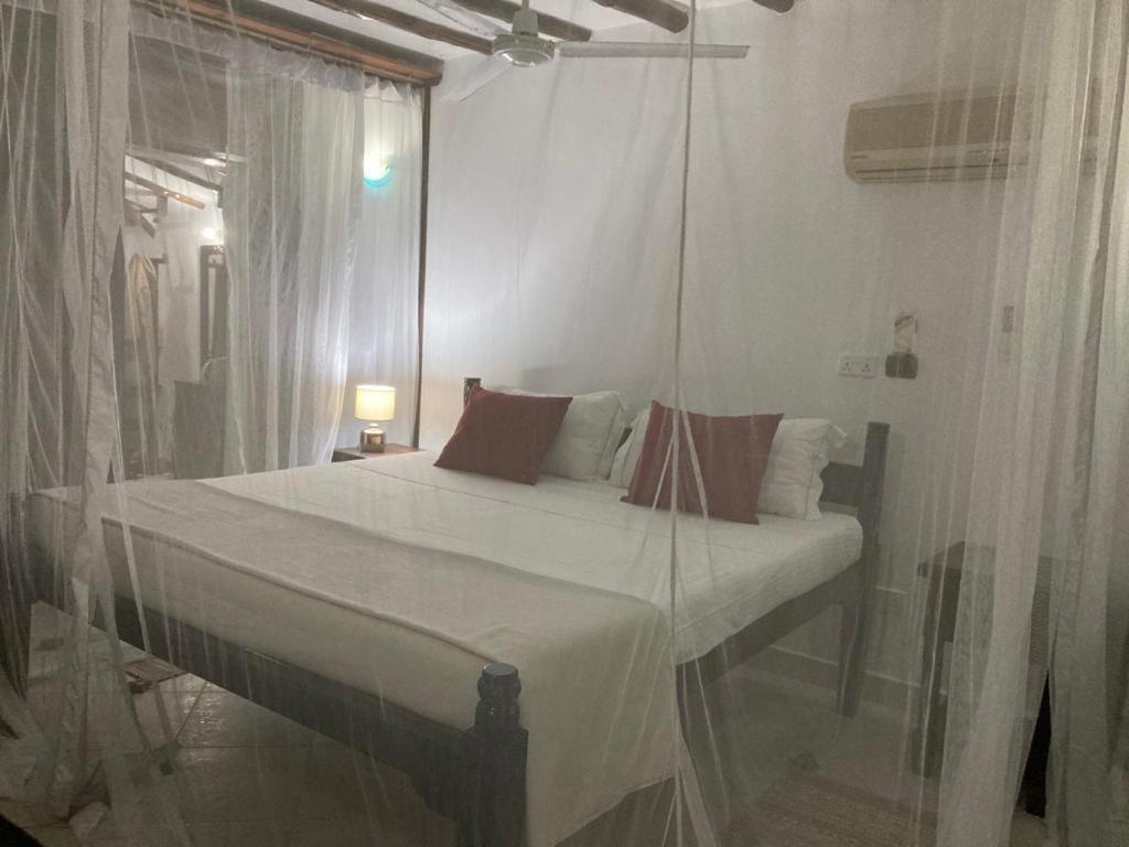 Queen K Cottages Watamu At Chrystal Homes Екстер'єр фото