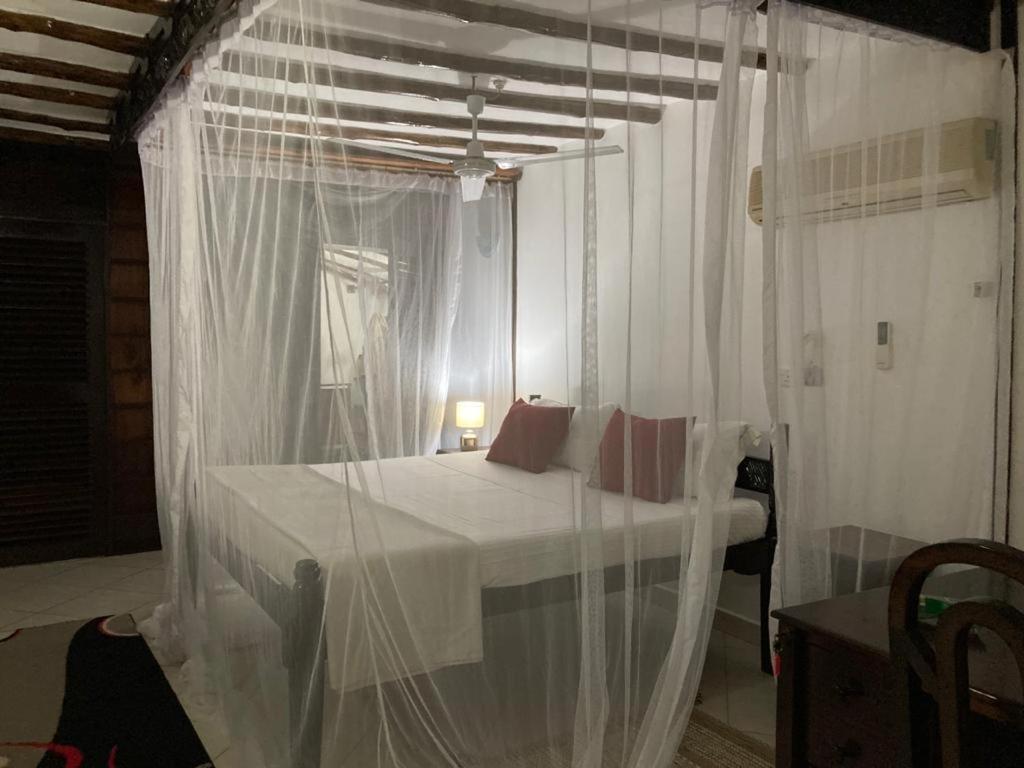 Queen K Cottages Watamu At Chrystal Homes Екстер'єр фото