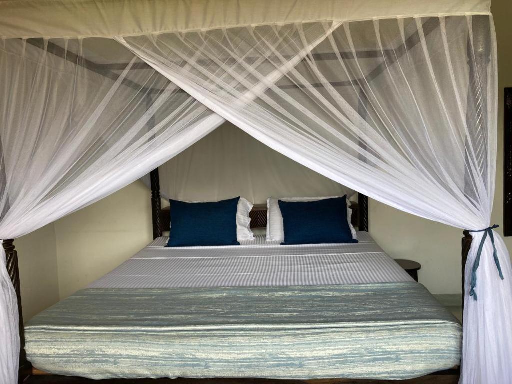 Queen K Cottages Watamu At Chrystal Homes Екстер'єр фото